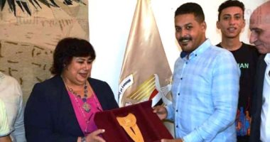 رفض عروضا بملايين.. حسن عبد المالك أعاد للدولة لوحة مفقودة من نصف قرن.. فيديو