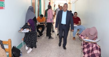 رئيس جامعة جنوب الوادى يطمئن على طالب بعد تعرضه لوعكة صحية خلال الامتحانات