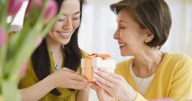 9 نصائح تساعدك تكسبى قلب حماتك فى كل زيارة.. "الهدايا مفتاح سحرى"
