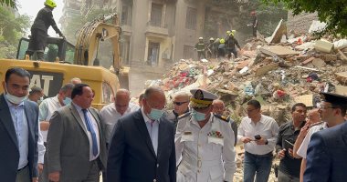 انهيار عقار بالقاهرة والمحافظ يتابع رفع الأنقاض.. صور 