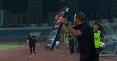 شاهد محمد عودة يؤدى دور الحكم الرابع لإجراء تغييرات بلقاء الإسماعيلى والمقاولون