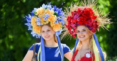 أغرب وأرقى تصميمات القبعات النسائية بسباق Royal Ascot بلندن.. فراشات وزهور