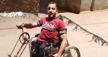 أيقونة البهجة فى القرية.. تحدى إعاقته وأصبح أشهر صانع أحذية فى الشرقية.. لايف