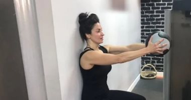 نيرمين الفقى فى صورتين من داخل الجيم من أجل ممارسة الرياضة