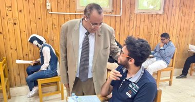 نائب رئيس جامعة الأقصر يتفقد لجان الامتحانات بالكليات ويطمئن على الطلاب