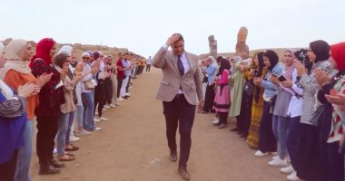 طلاب كلية الآثار ينظمون ممرًا شرفيًا لأستاذهم بين الآثار بالشرقية
