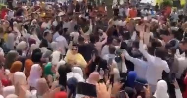 طلاب كلية الزراعة جامعة الزقازيق يحتفلون بنهاية امتحاناتهم على أنغام الطبل والمزمار