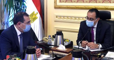 رئيس الوزراء يتابع مع وزير البترول جهود تنفيذ تكليفات الرئيس فى عدد من الملفات
