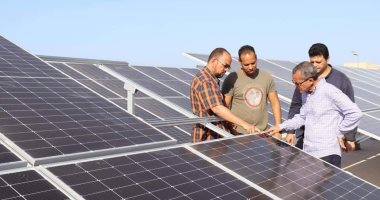رئيس مياه البحر الأحمر يتفقد محطة طاقة شمسية لترشيد استهلاك الطاقة 