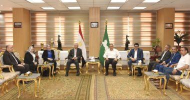 محافظ الشرقية ووفد من التنمية المحلية والاتصالات يبحثون ميكنة إدارة الأملاك 