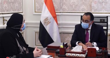 رئيس الوزراء يستعرض مع وزيرة التجارة والصناعة فعاليات منتدى "سانت بطرسبرج"