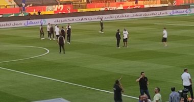 لاعبو الزمالك يعاينون أرضية ملعب السلام قبل مواجهة الأهلى فى القمة