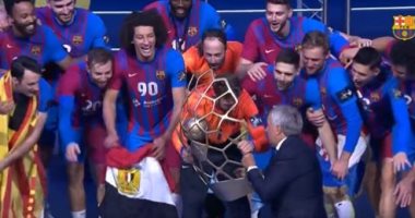 على زين يرفع علم مصر ويهرب من احتفالات الخمور مع لاعبى برشلونة.. فيديو