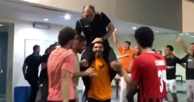 لاعبو فيوتشر يحملون على ماهر على الأعناق بعد التأهل للكونفدرالية.. فيديو