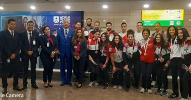 بعثة منتخب الرجال لـ"الشيش" تصل مطار القاهرة بعد فوزهم ببطولة أفريقيا.. صور