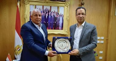 محافظ الوادي الجديد ونائب وزير الاتصالات يناقشان سبل التعاون المشترك بين الطرفين