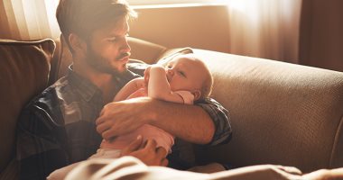 اكتئاب ما بعد الولادة قد يصيب الرجال أيضًا.. وهذه أبرز الأعراض