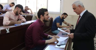 رئيس جامعة المنوفية يتفقد لجان امتحانات الهندسة والصيدلة.. صور