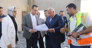 نائب وزير الاتصالات يتفقد مجمع المصالح الحكومية المميكن بالوادي الجديد.. صور 