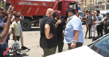 هشام ماجد وريهام عبد الغفور يشاركان فى صلاة الجنازة على والد أحمد فتحى