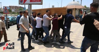 أحمد فتحى يشيع جثمان والده بمشاركة هشام ماجد وبيومى فؤاد وريهام عبد الغفور
