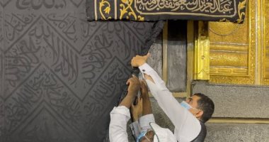 رئاسة شئون الحرمين ترفع كسوة الكعبة المشرفة استعدادا لموسم الحج.. صور
