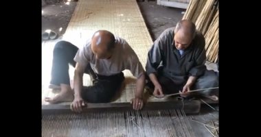 عم الشحات 60 سنة بيكافح في مهنة صناعة حصير السمار.. لايف