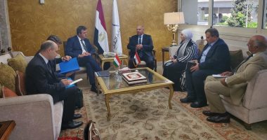 وزير النقل يبحث مع وزير التكنولوجيا المجرى توطين تصنيع الأوتوبيس البرمائي والكهربائى