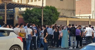 الضحكة الحلوة تكسو وجوه طلاب الثانوية العامة بالمحافظات فى أول أيام الامتحانات.. "الدين والوطنية" فى مستوى الطالب المتوسط ولا شكاوى منهما.. وأولياء الأمور: نتمنى أن تمر باقى الاختبارات بسلام.. صور وفيديو