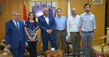 محافظ الوادي الجديد يبحث أوجه التعاون مع وفد إيطالى لتنمية المشروعات الصغيرة
