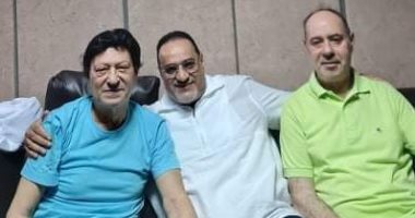 أول صورة للمطرب محمد الحلو بعد تركيب 6 دعامات بالقدمين