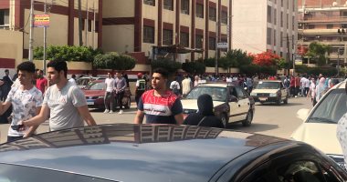 توافد طلاب الثانوية العامة على اللجان لأداء امتحان الاقتصاد والإحصاء