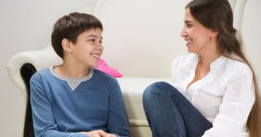 إتيكيت التعامل مع ابنك المراهق.. "بلاش سخرية وما تشتكيش منه قدام الناس"
