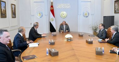 الرئيس السيسي يستقبل رئيس مجلس إدارة شيفرون الأمريكية العالمية المتخصصة فى مجال بحث واستكشاف البترول.. ويؤكد دعم الدولة الكامل لأنشطة الشركة.. "ويرث" يشيد بالنمو الاقتصادى والطفرة التنموية الملموسة فى مصر 