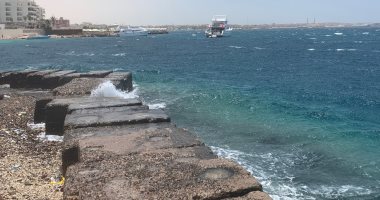 طقس البحر الأحمر.. شاهد ارتفاع الأمواج وسرعة الرياح وعاصفة ترابية على الطرق الخارجية