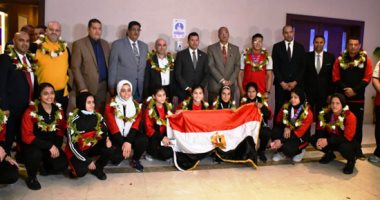 وزير الرياضة يستقبل أبطال المشروع القومى للموهبة والبطل الأوليمبى بمطار القاهرة.. صور