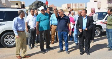 محافظ الوادى الجديد يوجه بفتح طرق جديدة وسرعة تعويض أهالى درب السندادية