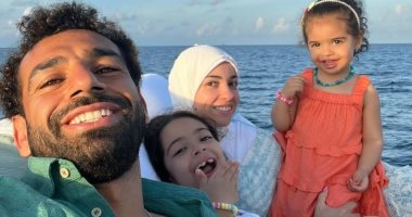 رحلة وعيد ميلاد.. محمد صلاح ينشر صورا بصحبة زوجته وابنتيه.. صور