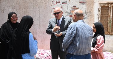 محافظ قنا يزور فتاة دار رعاية أيتام بمنزل الزوجية.. صور
