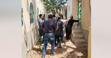 حادث المنصورة.. وفد الجامعة وزملاء نيرة ووالداها يضعون الورود على قبرها ..فيديو