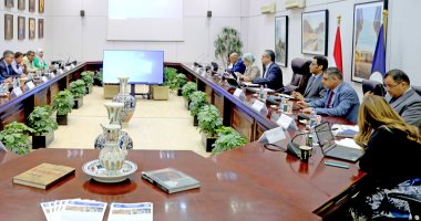 اجتماع قيادات السياحة والآثار لمناقشة ملف تعزيز الوعى السياحى لدى الأطفال والكبار فى مصر