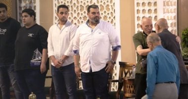 بدء عزاء والد أحمد فتحي بمسجد الشرطة بالشيخ زايد.. صور
