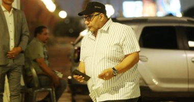 بيومى فؤاد ومحمد حفظى وتوتا يقدمون واجب العزاء فى والد أحمد فتحى.. صور
