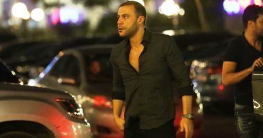 محمد إمام وأحمد فهمى ومحمود البزاوى يقدمون العزاء فى والد أحمد فتحى.. فيديو