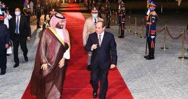 الرئيس السيسي يستقبل ولى العهد السعودى في مطار القاهرة الدولى.. صور