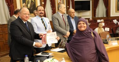 محافظ القاهرة يكرم 69 مواطناً بعد محو أميتهم