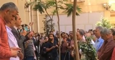 عميد كلية الآداب جامعة المنصورة يؤم المصلين بصلاة الغائب على روح نيرة.. فيديو