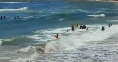 "الراية الحمراء مرفوعة".. احذر الموج عالى والنزول خطر فى شواطئ الإسكندرية.. فيديو
