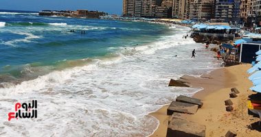  شواطئ الإسكندرية ترفع "الرايات الحمرا".. تحذير من نوات البحر فى الصيف: الموج عالى والنزول خطر.. "السياحة والمصايف" تشدد على اتباع تعليمات منظومة الإنقاذ.. وتطبيق الكترونى لاستقبال شكاوى المصطافين.. فيديو وصور