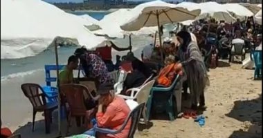 أحلى فسحة على شاطئ الإسكندرية.. و"خد الجميل" الحلوى المفضلة للمصيفين